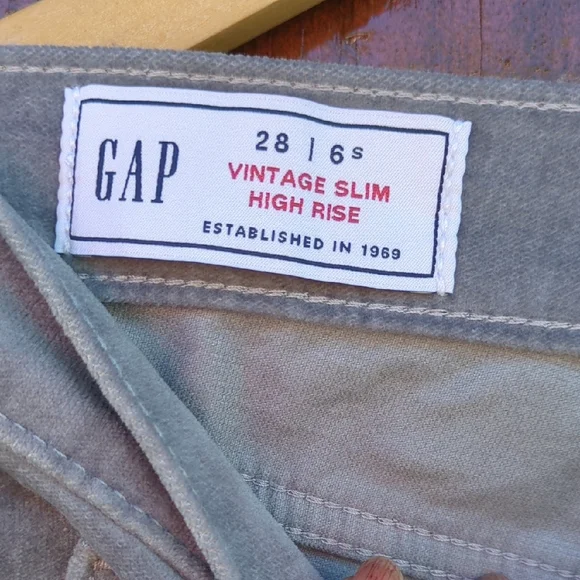 NWOT GAP Gray Corduroy Jeans Straight Leg, Size‎ 28 - Picture 2 of 11